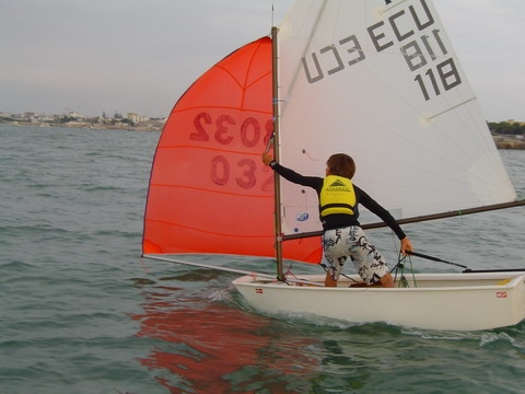 Enfant dans un optimist