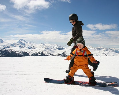 Enfant en cours de snowboard dans la montagne