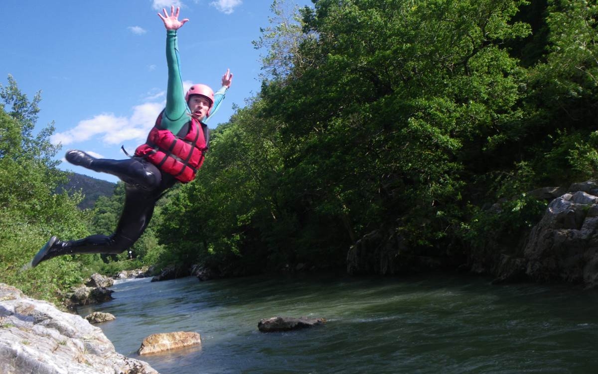 Jump dans les eaux vives de la nive au pays basque