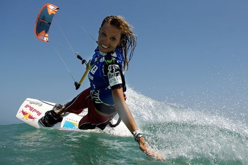 Fille et kitesurf