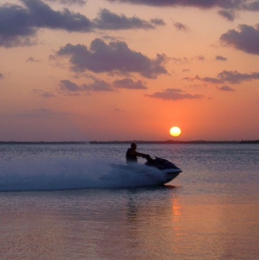 Jetski au coucher du soleil