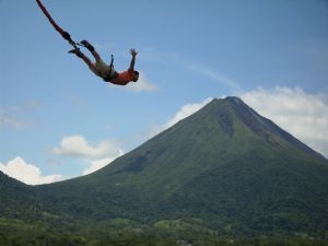 Saut à l'élastique volcan