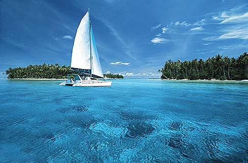 Petit voilier au paradis