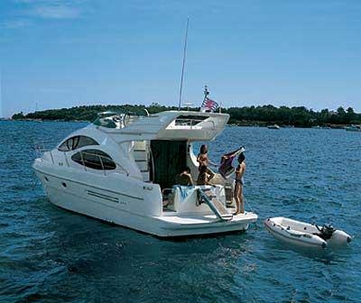Petit yacht de luxe pour les vacances