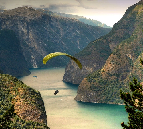 Parapente dans un fjord de norvège