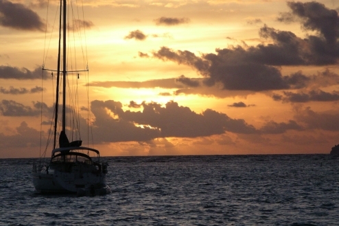 Mer bateau et coucher de soleil