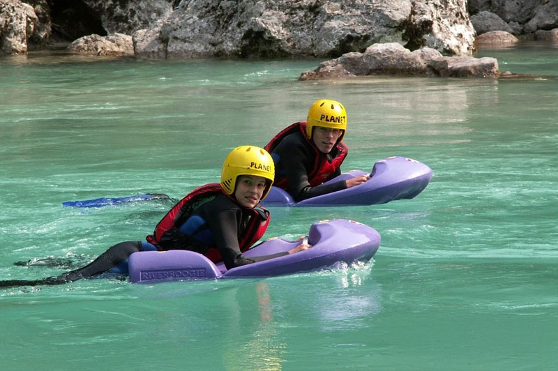 Hydrospeed dans une eau turquoise