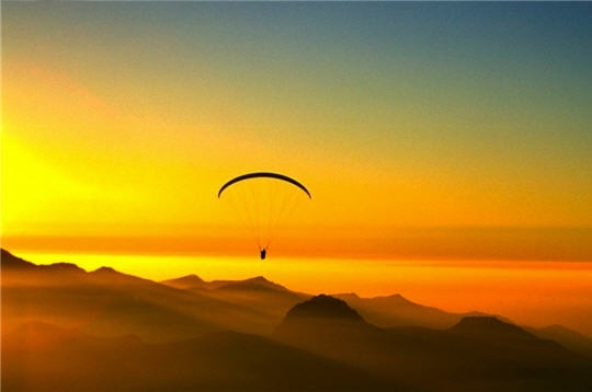 Coucher de soleil et parapente