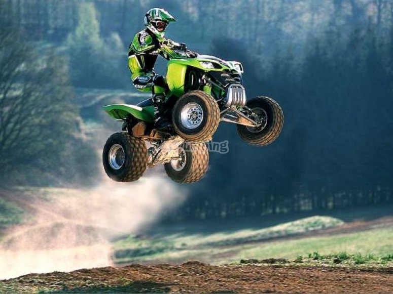 Quad en plein saut Quad en plein saut