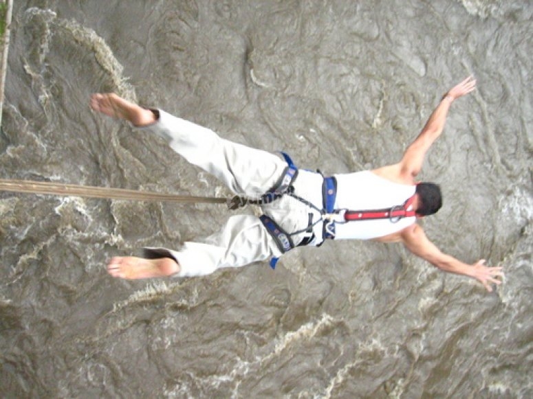 Pendant le saut à l Pendant le saut à l