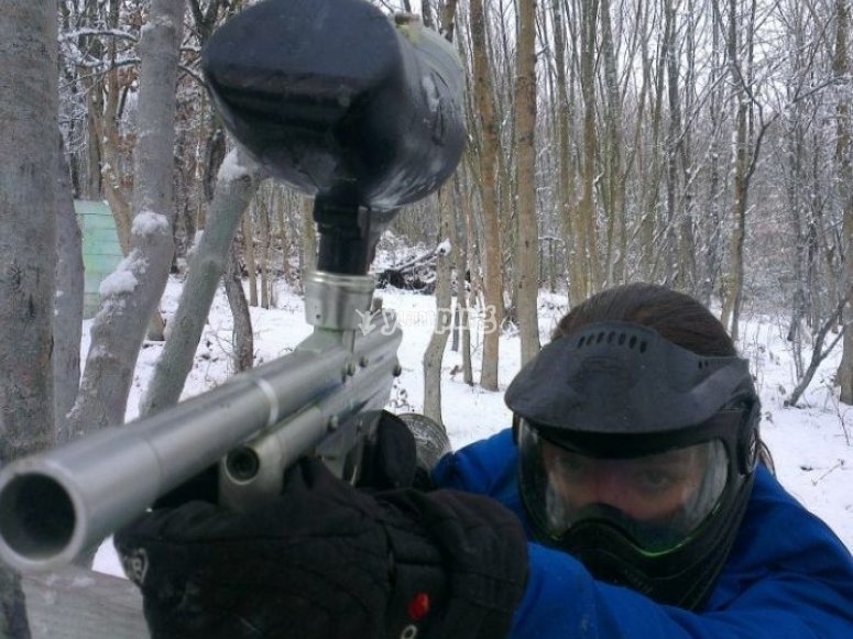  jugador de paintball en el campo forestal 