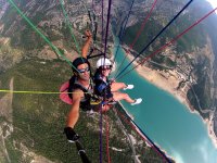 PARAPENTE BIPLACE AU DESSUS DU LAC DE SAINTE CROIX