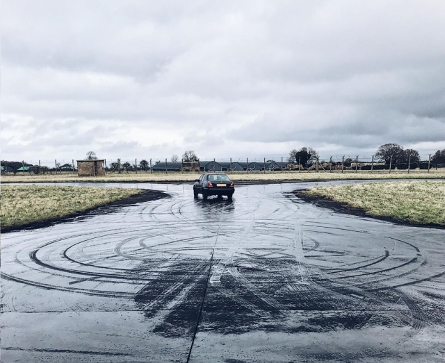 Formation d'une demi-journée au Skid Pan (17 ans et plus) à Elveden