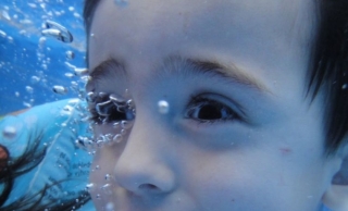 Pourquoi voit-on flou sous l’eau ?