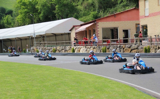  Amis en compétition lors de la manche de karting 