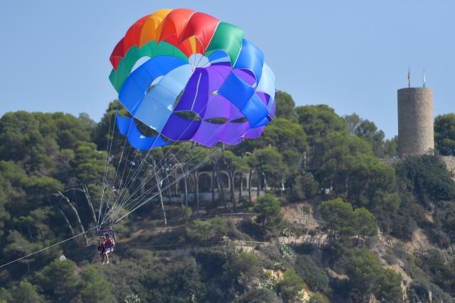 Parachute ascensionnel sur la plage de Fenals pendant 12 minutes