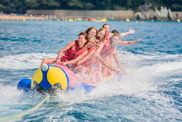 Bateau banane sur la plage de Fenals, 12 minutes