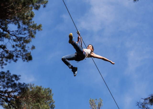 Sauter sur une tyrolienne 
