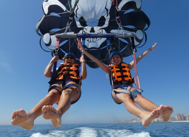 Parachute ascensionnel dans le port de Fuengirola 