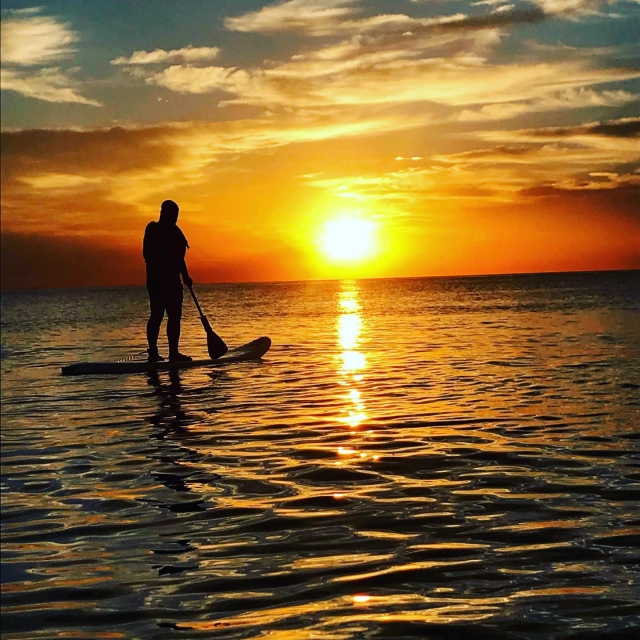 Lever de soleil sur la planche de paddle surf 