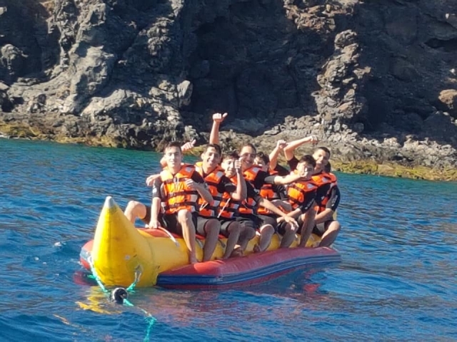 Amis sur un bateau banane 