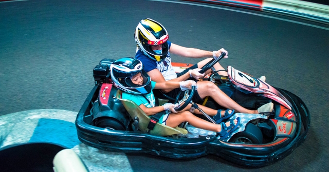 Un père et son fils profitant d'une journée de karting 
