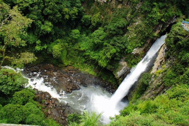 Chute d'eau dans la cascade 