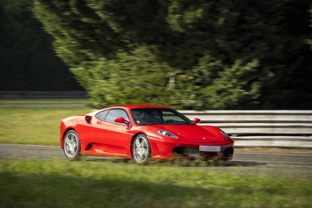 Conduire Ferrari sur l'autoroute passant par Braga 10 minutes