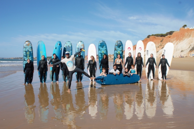 Cours de surf en groupe à la plage de Falesia 2 heures