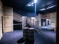  Sala lista para el comienzo de la fiesta de paintball