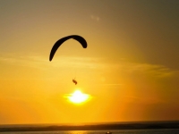 Survol de la baie d'Arcachon au coucher de soleil en parapente