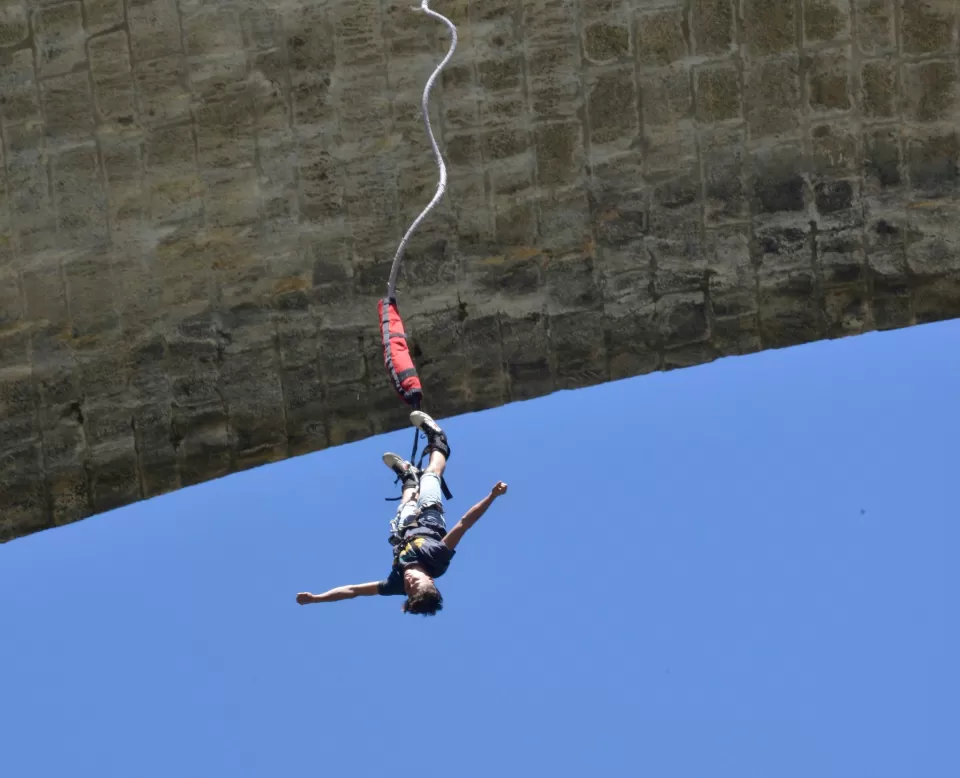 Saut à l’élastique et limite de poids