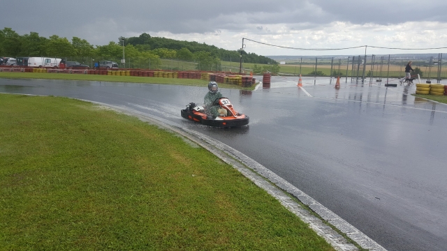  雨后的卡丁车赛道 