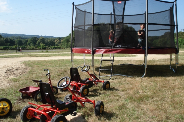  蹦床和踏板卡丁车赛道 