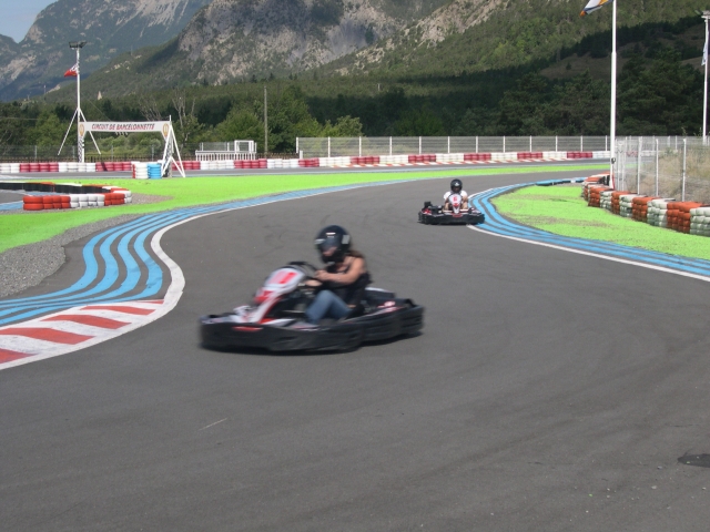  Kartfahren in Kurven 