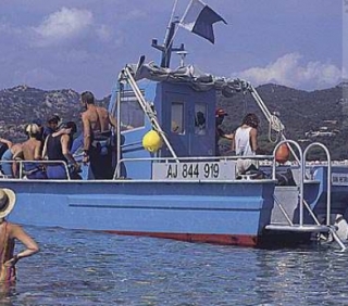 Arriver sur les lieux de la plongée en bateau