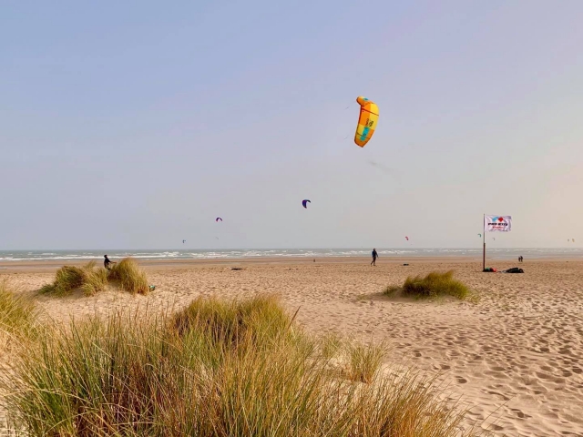  Kitesurfen am Strand 
