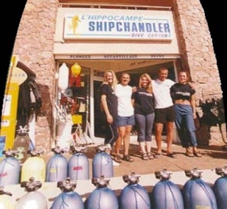  La squadra davanti al diving center 