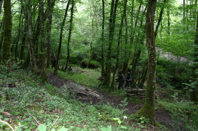 Groupe de painball en pleine partie.JPG