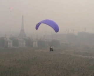  靠近埃菲尔铁塔 