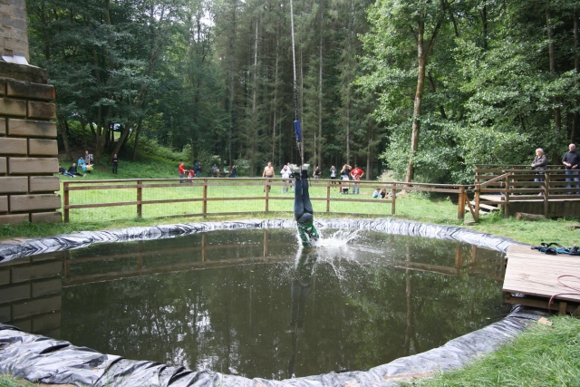  The moment of touching the water during bungee jumping 