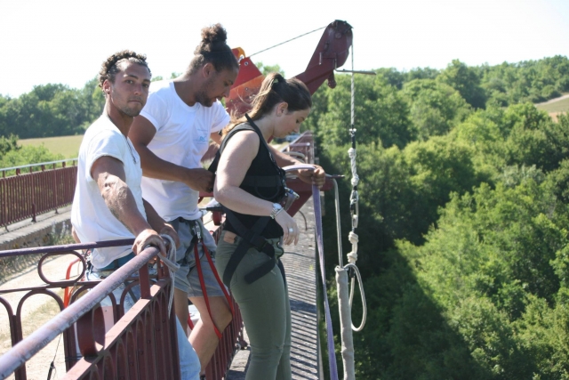  Preparation for bungee jumping 