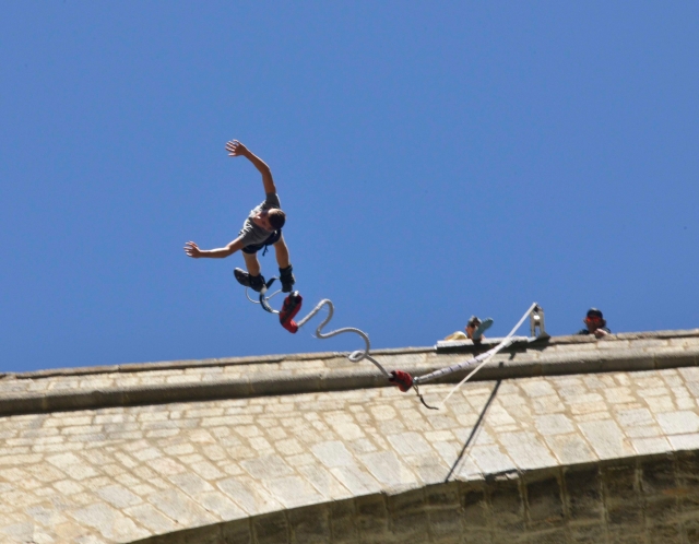  Capriola all'indietro nel bungee jump elastico 