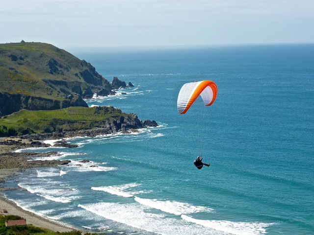  Trip para fazer o parapente para o mar 