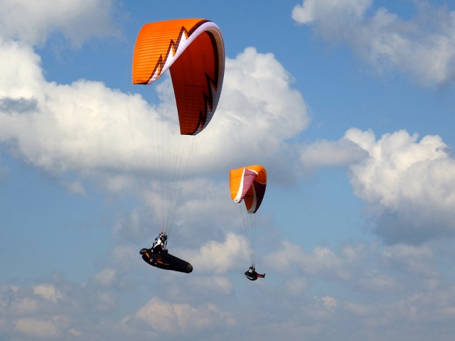 Dois parapente no voo 