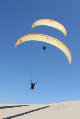 Deux pilotes de parapente