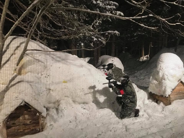  Giocatore di paintball sotto la neve 