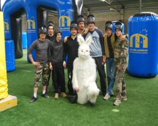 Une équipe de paintballeur