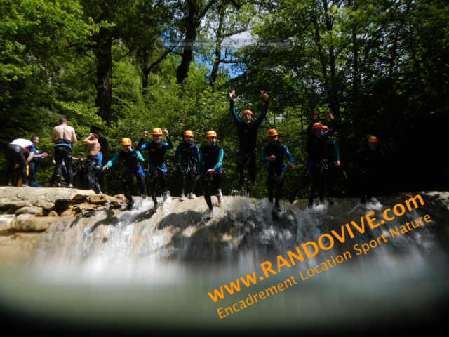  与 Randovive 一起在峡谷举办单身派对 