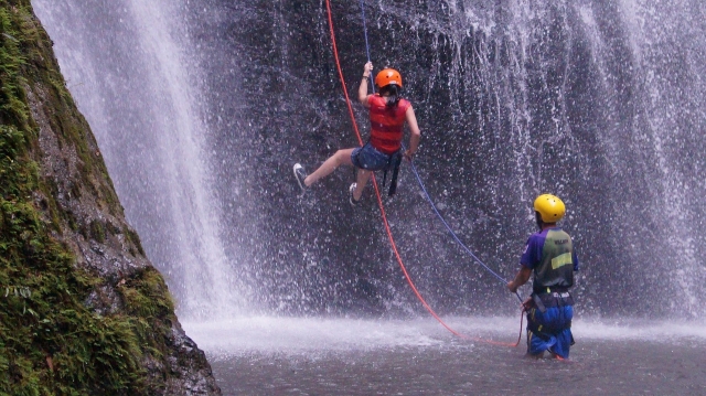  Abstieg Abseilen beim Canyoning
